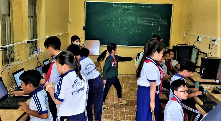 Các em học sinh tại phòng máy tính do thầy Mãi vận động. Các em học sinh tại phòng máy tính do thầy Mãi vận động.