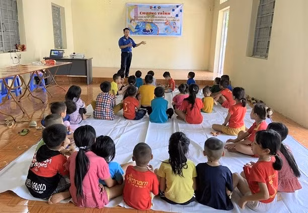 Đoàn viên xã Bản Lang, huyện Phong Thổ tổ chức chương trình phòng, chống đuối nước cho trẻ em.