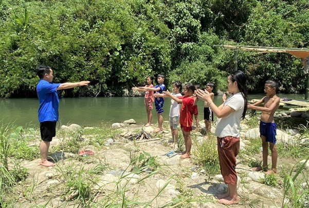 Đoàn viên xã Bản Lang, huyện Phong Thổ dạy bơi cho trẻ em trong dịp nghỉ hè.