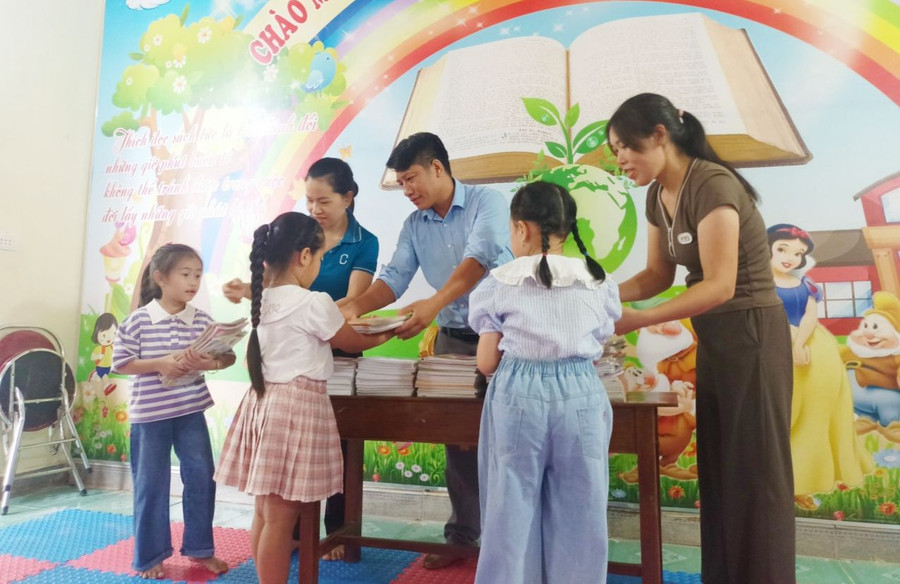 Tiểu học Nghĩa Đồng (huyện Tân Kỳ) tiếp nhận sách cũ do học sinh trao tặng cho các bạn vùng cao khó khăn. Tiểu học Nghĩa Đồng (huyện Tân Kỳ) tiếp nhận sách cũ do học sinh trao tặng cho các bạn vùng cao khó khăn.