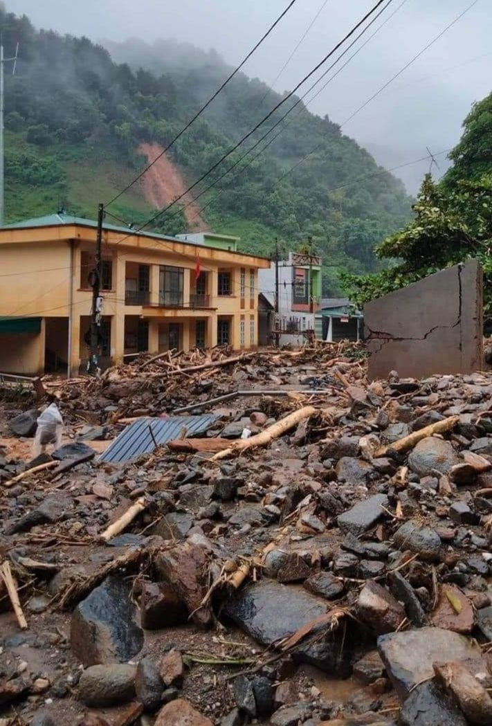 Đất đá tràn ngập sân trường. Đất đá tràn ngập sân trường.