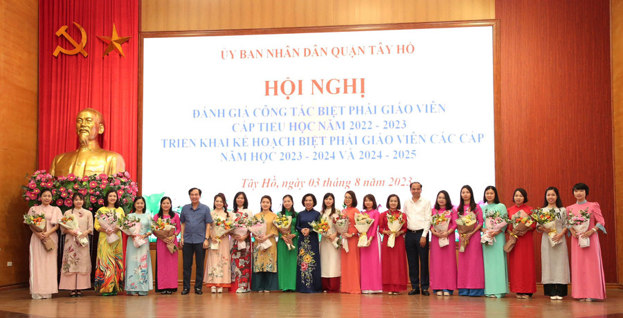 Lãnh đạo quận Tây Hồ tặng hoa chúc mừng các giáo viên biệt phái năm học 2022 - 2023 đã hoàn thành tốt nhiệm vụ. Ảnh: ITN Lãnh đạo quận Tây Hồ tặng hoa chúc mừng các giáo viên biệt phái năm học 2022 - 2023 đã hoàn thành tốt nhiệm vụ. Ảnh: ITN