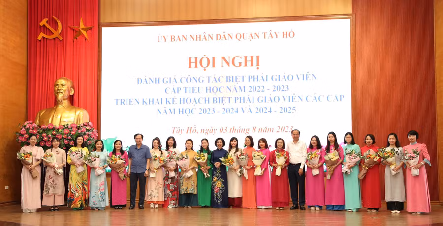 Lãnh đạo quận Tây Hồ tặng hoa chúc mừng các giáo viên biệt phái năm học 2022 - 2023 đã hoàn thành tốt nhiệm vụ. Ảnh: ITN