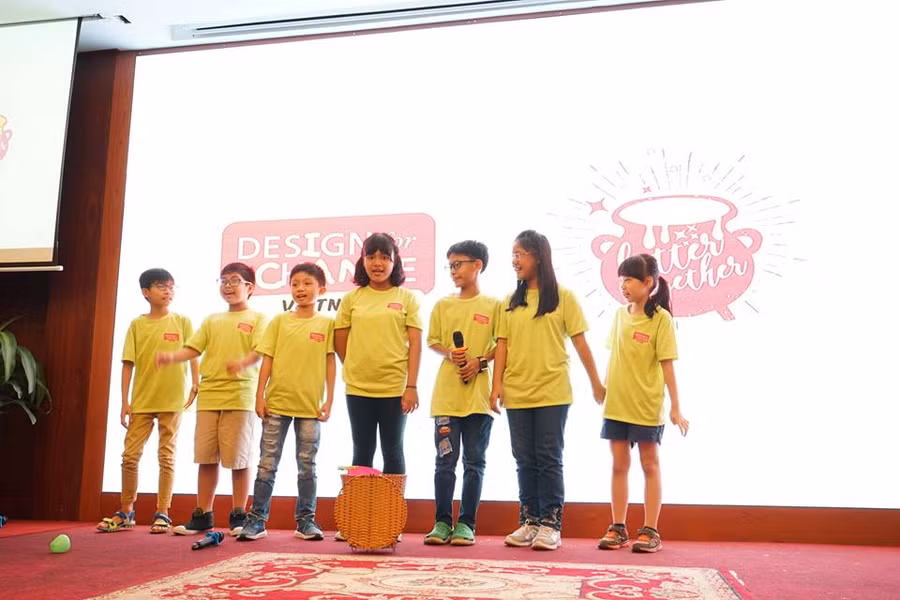 Các học sinh tham gia lễ ra mắt của DFC tại Việt Nam