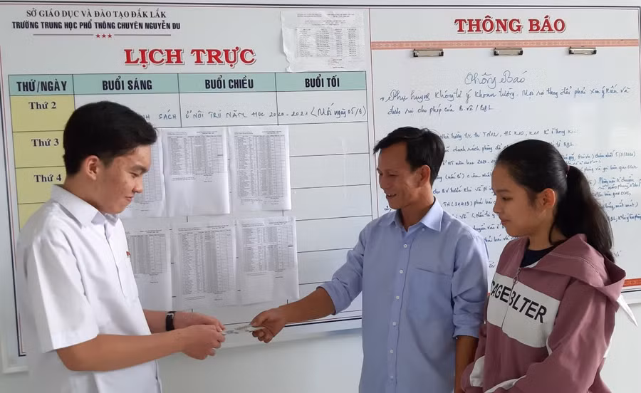 Ngọc Khải xúc động khi nhận lại số tiền 3 triệu đồng.