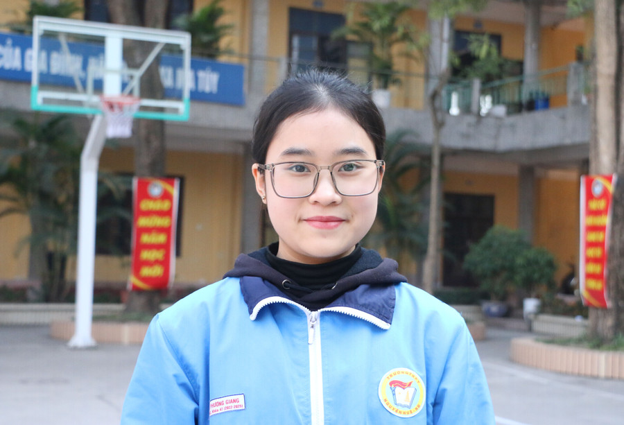 Vũ Phương Giang - học sinh lớp 11A2 Trường THPT Nguyễn Huệ (TP Nam Định). Vũ Phương Giang - học sinh lớp 11A2 Trường THPT Nguyễn Huệ (TP Nam Định).
