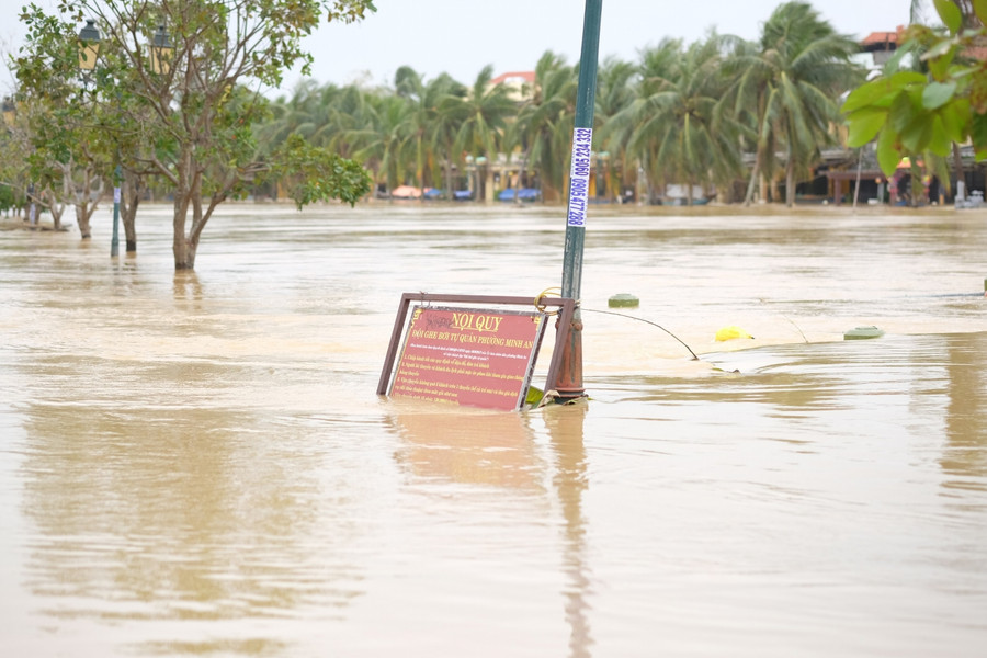 Đường Bạch Đằng ở phố cổ Hội An giờ chìm trong nước.