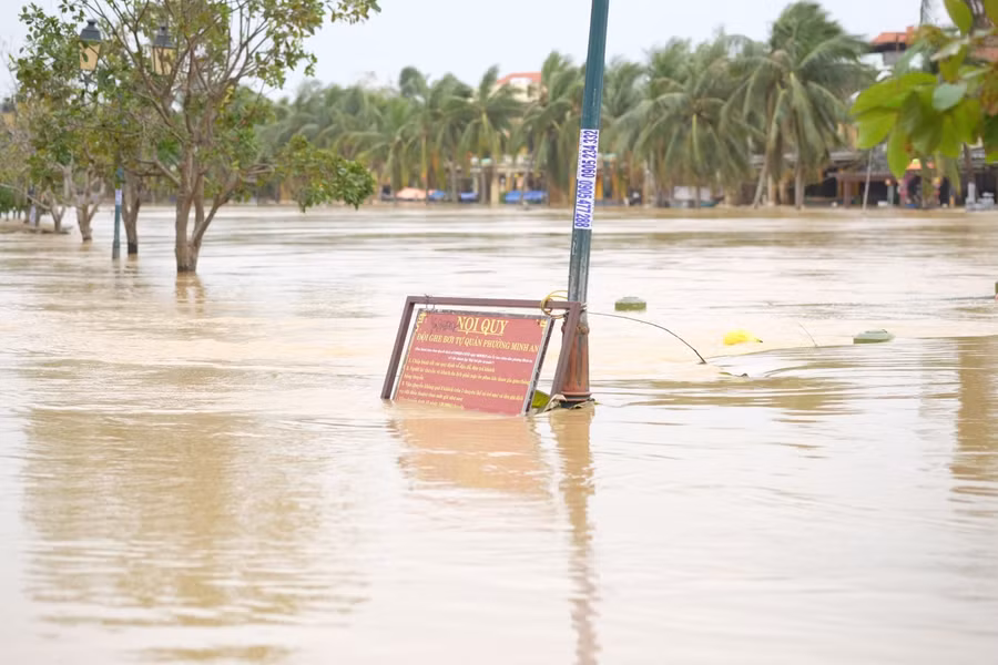 Đường Bạch Đằng ở phố cổ Hội An giờ chìm trong nước.