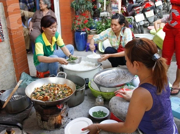 Cả dãy nhà bị thiêu rụi, dân trong hẻm góp gạo thổi cơm chung