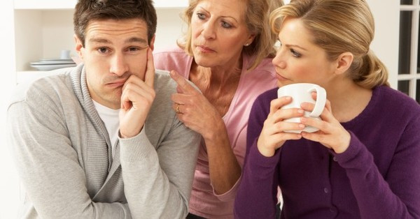 bị mẹ vợ bắt không được gần gũi với vợ