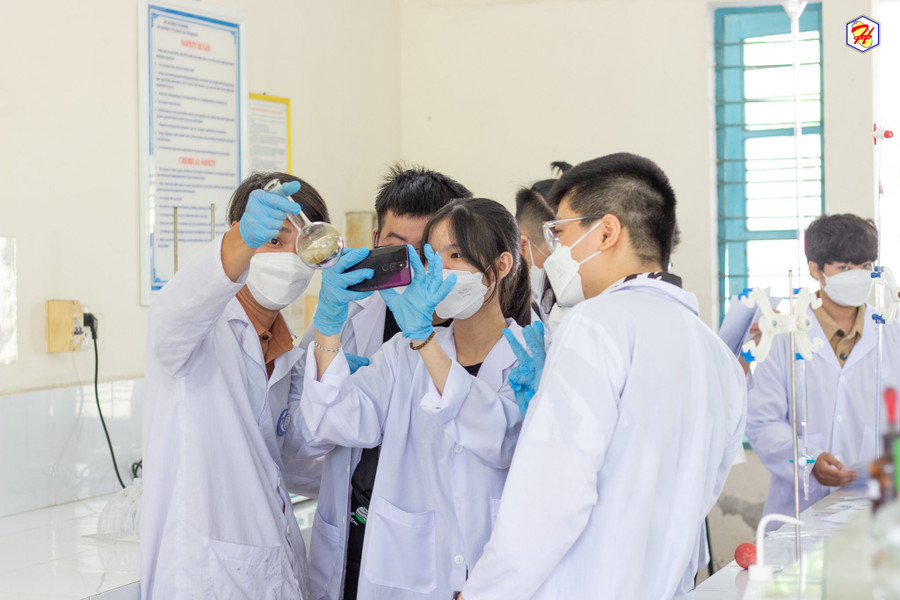 Học sinh Trường THPT Thái Phiên (Đà Nẵng) tham gia Chương trình “Chemistry Stem Science” trong chương trình trải nghiệm môi trường đại học tại phòng thực hành của Khoa Hóa, Trường ĐH Bách khoa, ĐH Đà Nẵng. (Ảnh: Trường ĐH Bách khoa cung cấp).