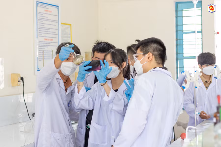 Học sinh Trường THPT Thái Phiên (Đà Nẵng) tham gia Chương trình “Chemistry Stem Science” trong chương trình trải nghiệm môi trường đại học tại phòng thực hành của Khoa Hóa, Trường ĐH Bách khoa, ĐH Đà Nẵng. (Ảnh: Trường ĐH Bách khoa cung cấp).