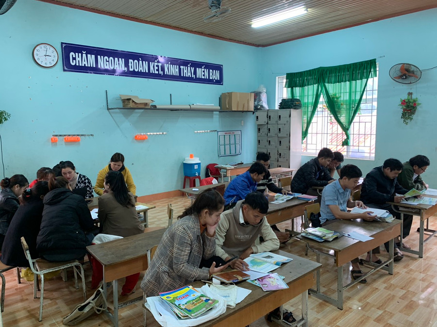 Trường Phổ thông dân tộc bán trú Tiểu học Trà Leng tổ chức đọc thẩm định sách giáo khoa lớp 4 để lựa chọn sách ở vòng cơ sở. (Ảnh: NTCC).