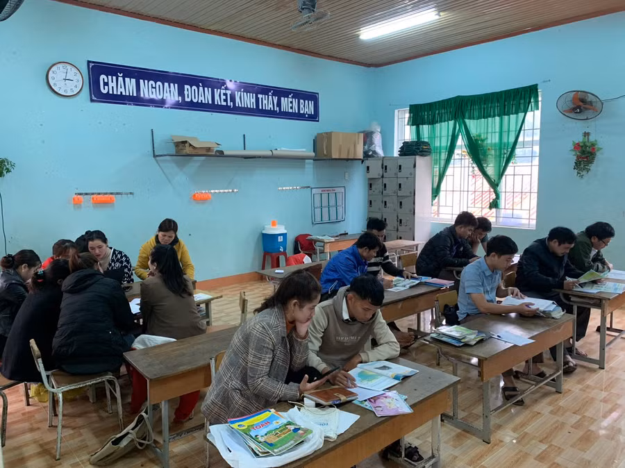 Trường Phổ thông dân tộc bán trú Tiểu học Trà Leng tổ chức đọc thẩm định sách giáo khoa lớp 4 để lựa chọn sách ở vòng cơ sở. (Ảnh: NTCC).