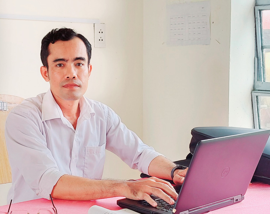 Thầy Trần Sâm Ha, Trường Phổ thông DTNT huyện Trần Đề. Thầy Trần Sâm Ha, Trường Phổ thông DTNT huyện Trần Đề.