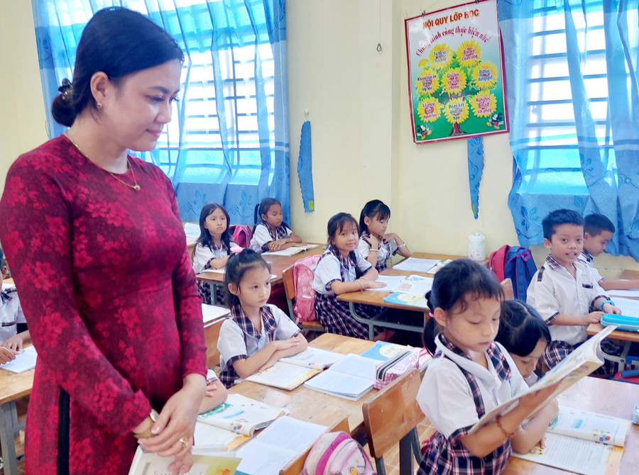 Cô Thái Thị Tố Loan, Trường Tiểu học thị trấn Châu Thành A (huyện Châu Thành). Cô Thái Thị Tố Loan, Trường Tiểu học thị trấn Châu Thành A (huyện Châu Thành).