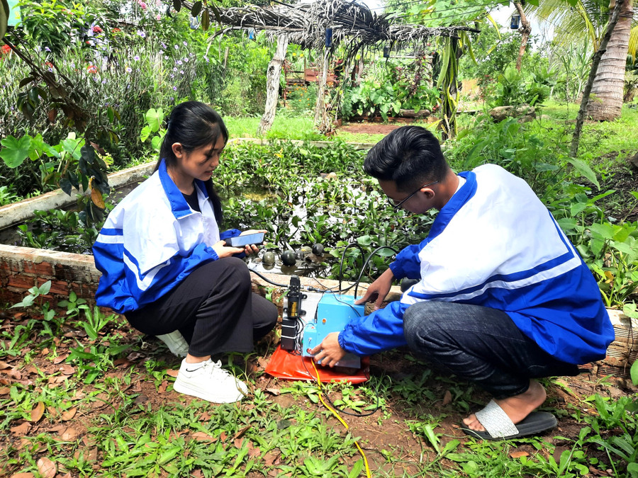 Phạm Trần Tố Quyên và Trần Thanh Nghĩa thực nghiệm dự án. Ảnh: NTCC Phạm Trần Tố Quyên và Trần Thanh Nghĩa thực nghiệm dự án. Ảnh: NTCC
