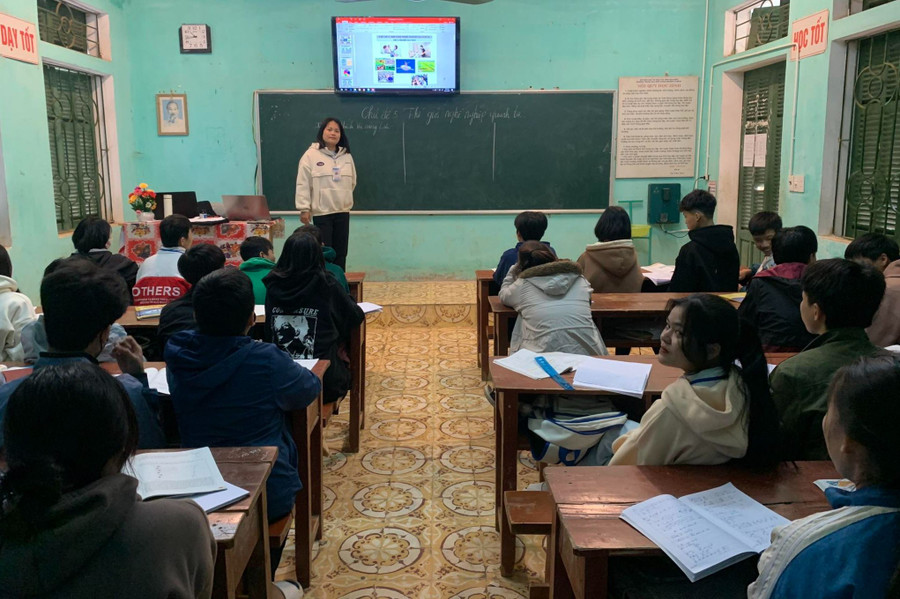 Cô trò Trường THPT Mường Chiềng trong giờ học. Ảnh: NTCC Cô trò Trường THPT Mường Chiềng trong giờ học. Ảnh: NTCC