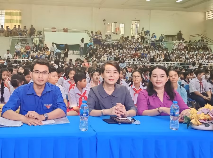 Đại biểu tham dự lễ khai mạc hội thi.