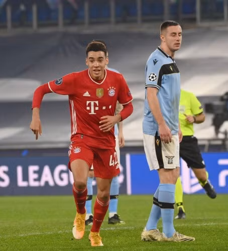 Tài năng trẻ người Đức ăn mừng trong trận Bayern Munich đánh bại Lazio 4-1.