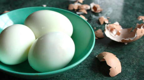 Mẹo bóc trứng bao nhanh không hề chạm tay và luộc trứng bao ngon không hề dùng nước - Ảnh 1 Meo boc trung bao nhanh khong he cham tay va luoc trung bao ngon khong he dung nuoc - Anh 1