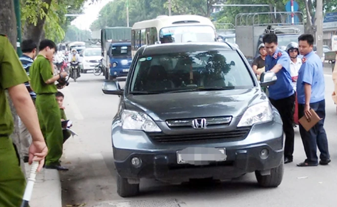 Hiện trường vụ giết người trên phố Phạm Văn Đồng.
