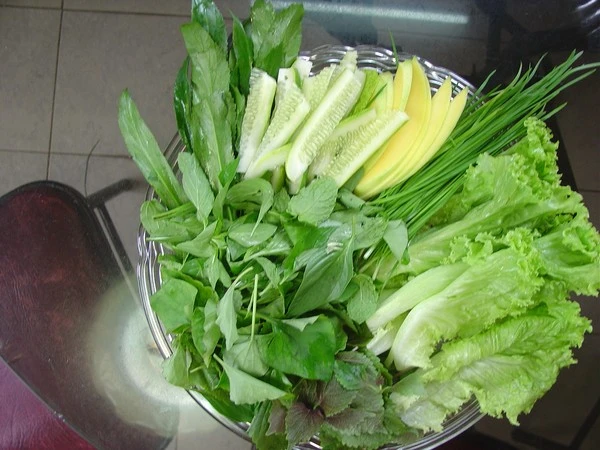 Ăn rau sống có thể gây ra những tác hại nhất định đối với sức khỏe. Ảnh minh họa