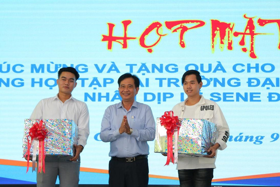 TS Nguyễn Tuấn Khanh, Bí thư Đảng uỷ, Hiệu trưởng Trường ĐH Kiên Giang trao quà chúc mừng lễ Sene Đôn Ta cho sinh viên. TS Nguyễn Tuấn Khanh, Bí thư Đảng uỷ, Hiệu trưởng Trường ĐH Kiên Giang trao quà chúc mừng lễ Sene Đôn Ta cho sinh viên.