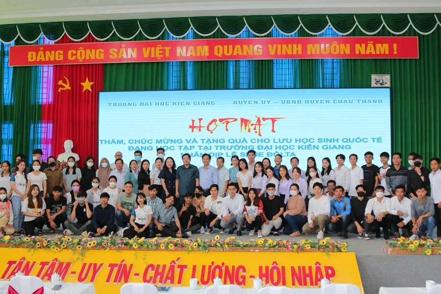 Quang cảnh buổi họp mặt.