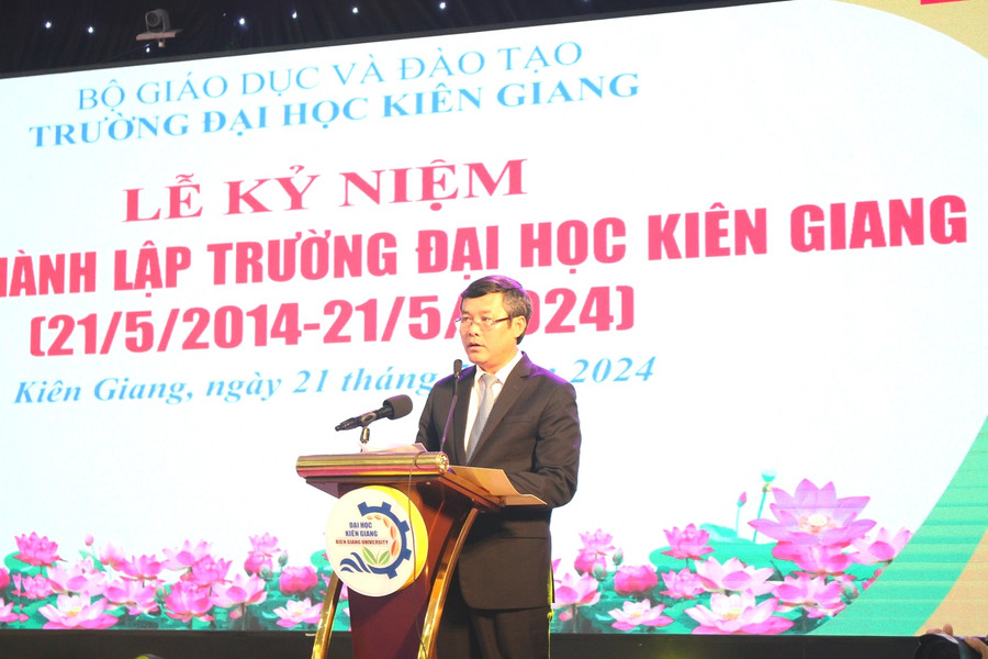 Thứ trưởng Bộ GD&amp;ĐT Nguyễn Văn Phúc phát biểu tại buổi lễ.