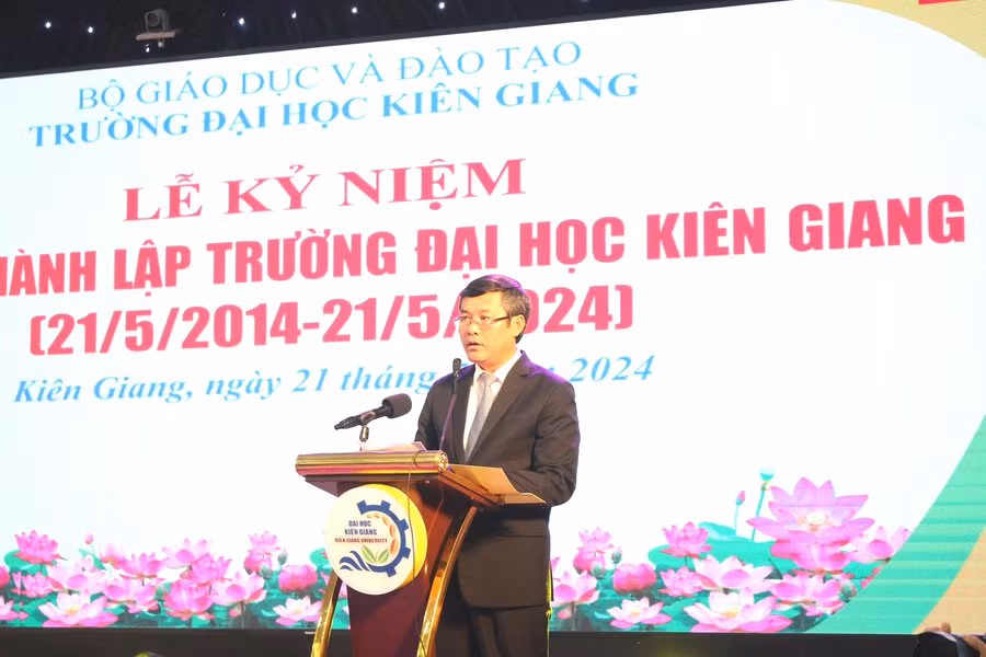 Thứ trưởng Bộ GD&amp;ĐT Nguyễn Văn Phúc phát biểu tại buổi lễ.