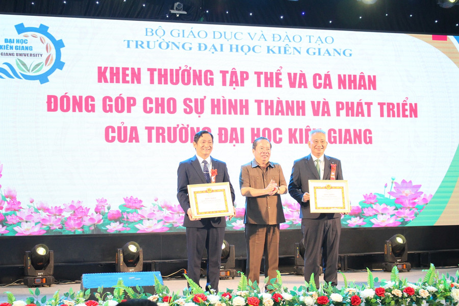 Ông Mai Văn Huỳnh, Phó Bí thư Thường trực Tỉnh ủy, Chủ tịch HĐND tỉnh Kiên Giang khen thưởng các tập thể, cá nhân trường.