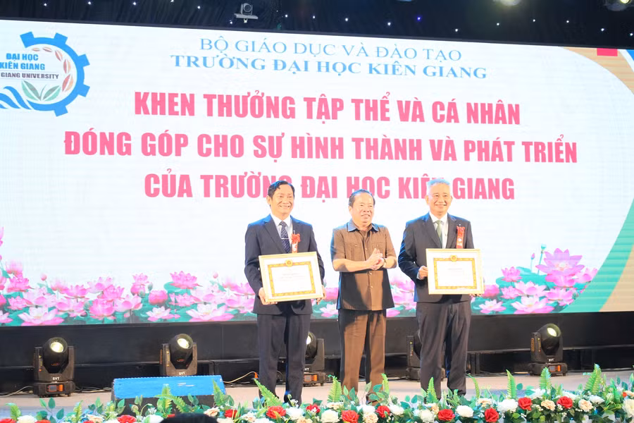 Ông Mai Văn Huỳnh, Phó Bí thư Thường trực Tỉnh ủy, Chủ tịch HĐND tỉnh Kiên Giang khen thưởng các tập thể, cá nhân trường.