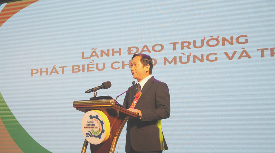 TS Nguyễn Văn Thành, Phó Hiệu trưởng phụ trách Trường ĐH Kiên Giang phát biểu tại buổi lễ.