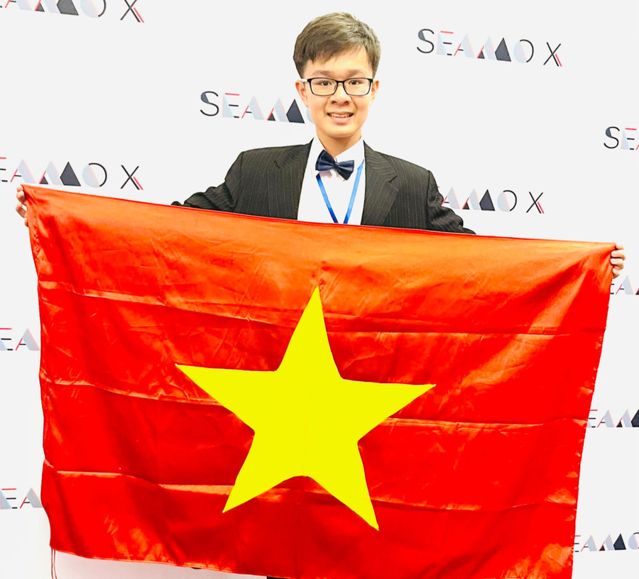 Huy Hoàng tự hào cầm lá cờ đỏ sao vàng Việt Nam tại giải Toán quốc tế. Huy Hoàng tự hào cầm lá cờ đỏ sao vàng Việt Nam tại giải Toán quốc tế.