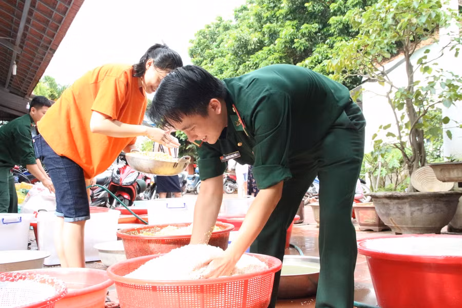 Không chỉ người dân, 15 chiến sĩ của Bộ đội Biên phòng tỉnh Kon Tum cũng chung sức gói bánh, hỗ trợ đồng bào miền Trung.