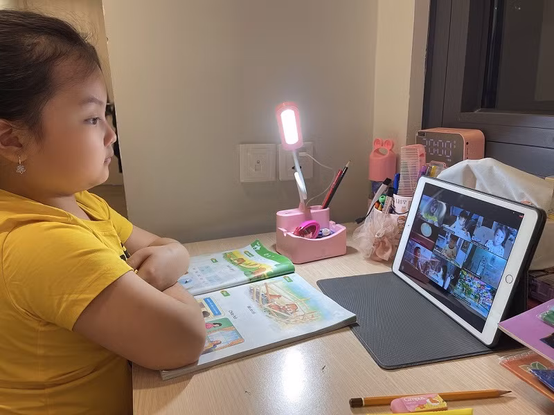 Học sinh Trường Tiểu học Khương Mai (quận Thanh Xuân, Hà Nội) tham gia lớp học trực tuyến.