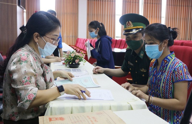 Hồ Thị Sương được Bộ đội Biên phòng Bản Giàng chở đến Trường ĐH Hà Tĩnh để làm thủ tục nhập học.