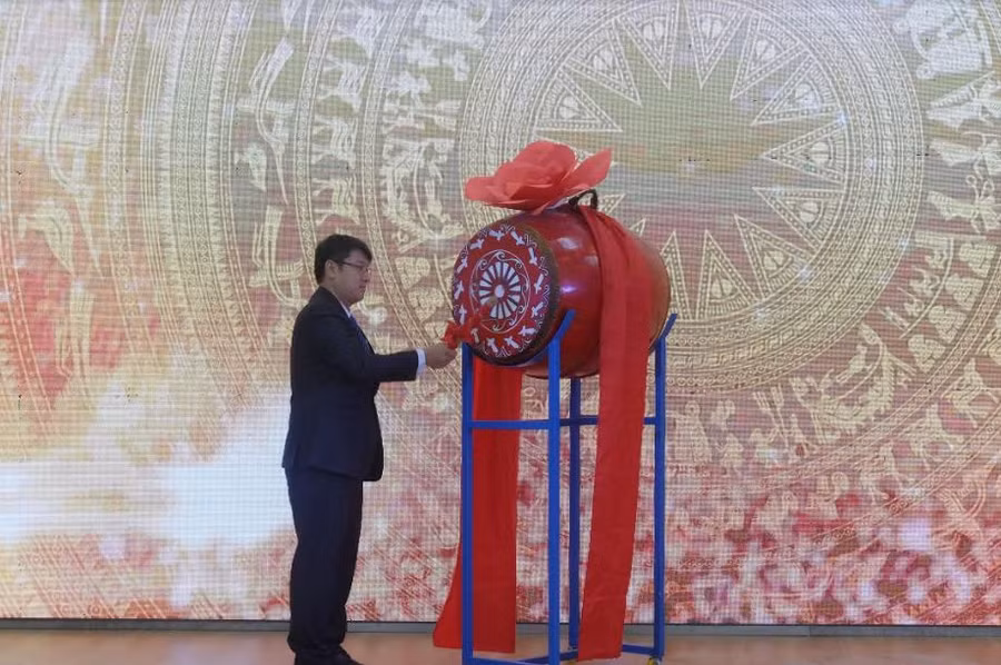 Hiệu trưởng Trường Sky-Line Beach – Liên Chiểu, đánh trống khai trường.