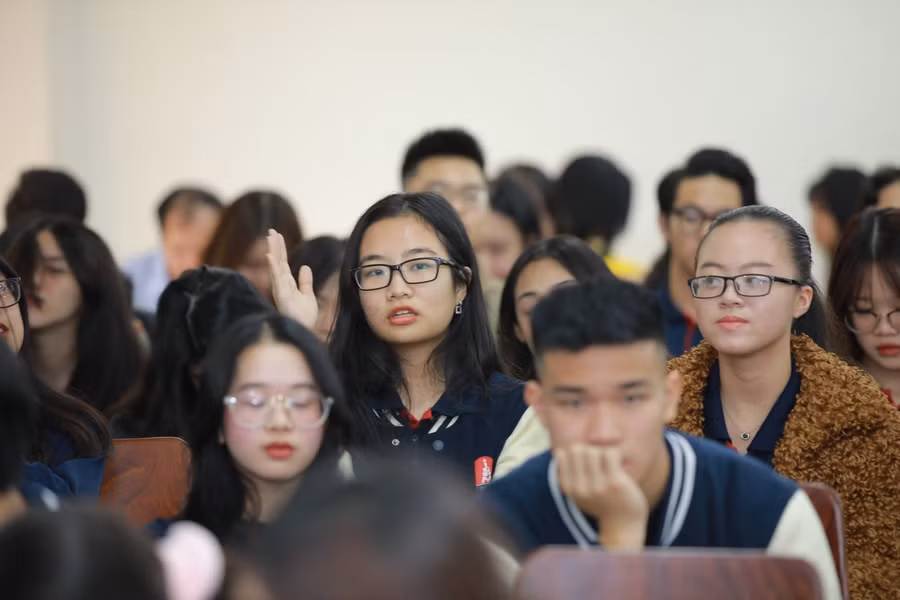 Học sinh tại Hà Nội đặt câu hỏi để Tiễn sĩ Nguyễn Hồng Phong giải đáp trực tiếp những thắc mắc về săn học bổng thời Covid-19.