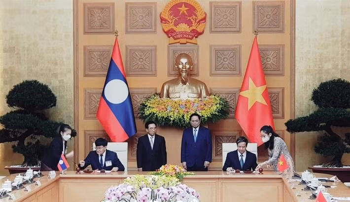 Bộ trưởng Bộ Giáo dục và Đào tạo Việt Nam Nguyễn Kim Sơn và Bộ trưởng Bộ Giáo dục và Thể thao Lào Phout Simmalavong ký kết Kế hoạch hợp tác về giáo dục năm 2022.