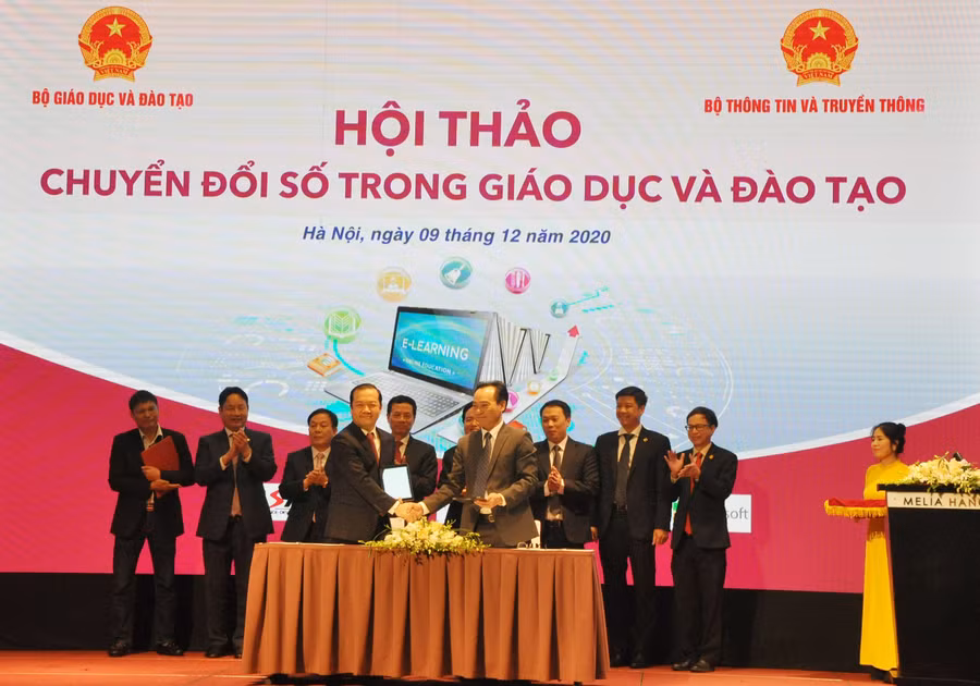 Ảnh minh họa: Thứ trưởng Bộ Giáo dục và Đào tạo Hoàng Minh Sơn và Chủ tịch Hội đồng thành viên VNPT ký kết biên bản ghi nhớ về chuyển đổi số trong giáo dục và đào tạo. 