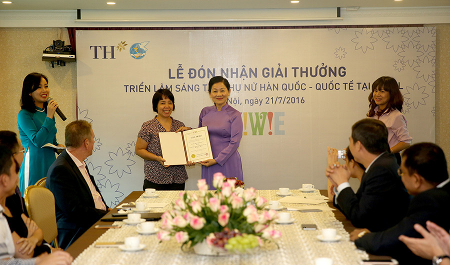 Đại diện tập đoàn TH (trái) đón nhận giải Vàng dành cho sản phẩm sữa tươi bổ sung Collagen từ bà Trần Thị Hương - Phó Chủ tịch Hội Liên hiệp phụ nữ Việt Nam