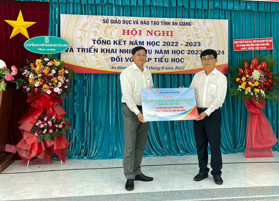 Ông Nguyễn Quốc Khanh - Phó Giám đốc Sở GD&ĐT An Giang tiếp nhận sách giáo khoa do Nhà xuất bản Giáo dục Việt Nam trao tặng. Ông Nguyễn Quốc Khanh - Phó Giám đốc Sở GD&ĐT An Giang tiếp nhận sách giáo khoa do Nhà xuất bản Giáo dục Việt Nam trao tặng.