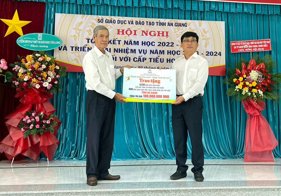 Ông Nguyễn Quốc Khanh - Phó Giám đốc Sở GD&ĐT An Giang tiếp nhận SGK do Công ty Cổ phần Đầu tư Xuất bản - Thiết bị giáo dục Việt Nam trao tặng Ông Nguyễn Quốc Khanh - Phó Giám đốc Sở GD&ĐT An Giang tiếp nhận SGK do Công ty Cổ phần Đầu tư Xuất bản - Thiết bị giáo dục Việt Nam trao tặng