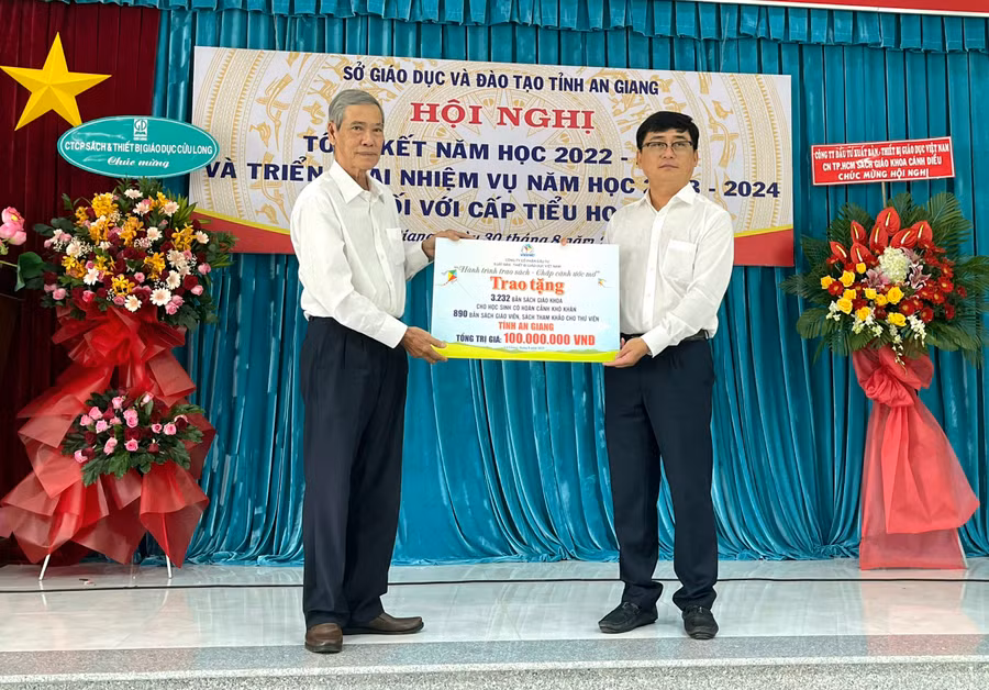 Ông Nguyễn Quốc Khanh - Phó Giám đốc Sở GD&amp;ĐT An Giang tiếp nhận SGK do Công ty Cổ phần Đầu tư Xuất bản - Thiết bị giáo dục Việt Nam trao tặng