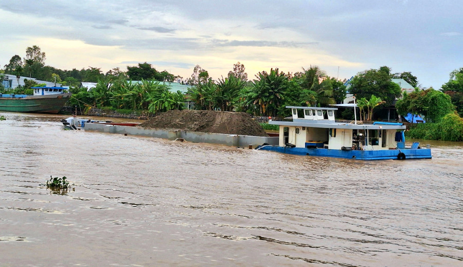 Sà lan vận chuyển cát trên sông.