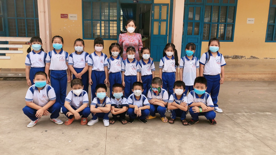 Cô Nguyễn Thị Dạ Thảo và các học trò. Ảnh: NVCC