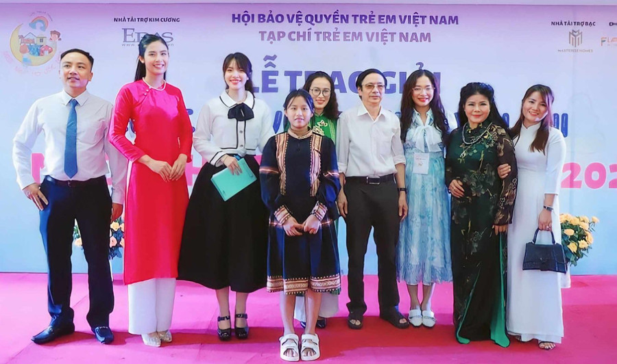 Bà Nguyễn Thị Thu Trang (thứ ba từ trái sang) hiện đang công tác tại Hội Bảo vệ quyền trẻ em Việt Nam. Ảnh NVCC. Bà Nguyễn Thị Thu Trang (thứ ba từ trái sang) hiện đang công tác tại Hội Bảo vệ quyền trẻ em Việt Nam. Ảnh NVCC.