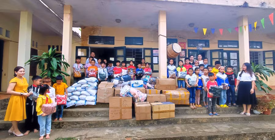 Điểm trường Tân Sơn – Trường Tiểu học Thanh Xuân (Quan Hóa) nhận quà từ thiện do Báo GD&amp;TĐ trao tặng.